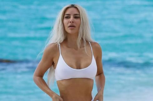 Gaya Kim Kardashian dalam Balutan Bikini Putih