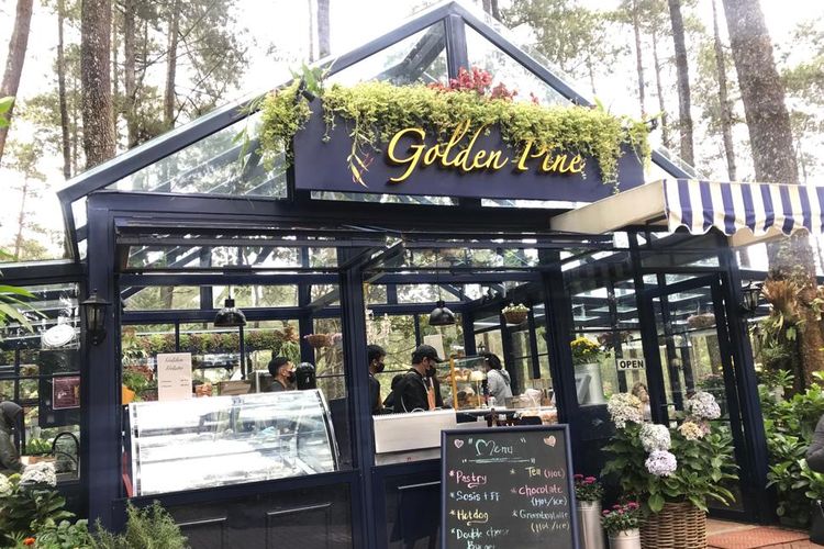 Golden Pine Orchid Forest Cikole menyuguhkan kafe dengan konsep ngeteh di tengah keindahan alam layaknya di negara Eropa. 