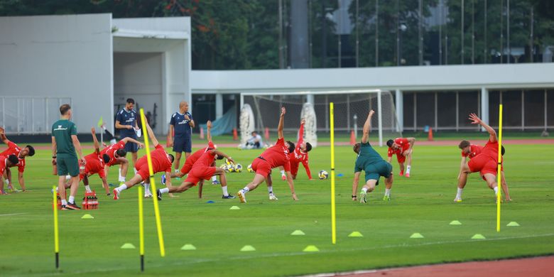 Pemain-pemain Timnas Indonesia melakukan pemanasan pada sesi latihan terbuka, Kamis (26/3/2026), jelang laga FIFA Series 2026 Timnas Indonesia vs St Kitts and Nevis.
