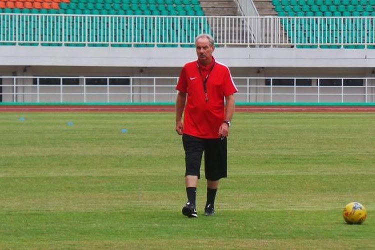 Pelatih tim nasional Indonesia, Alfred Riedl, saat memimpin latihan tim di Stadion Pakansari, Cibinong. 