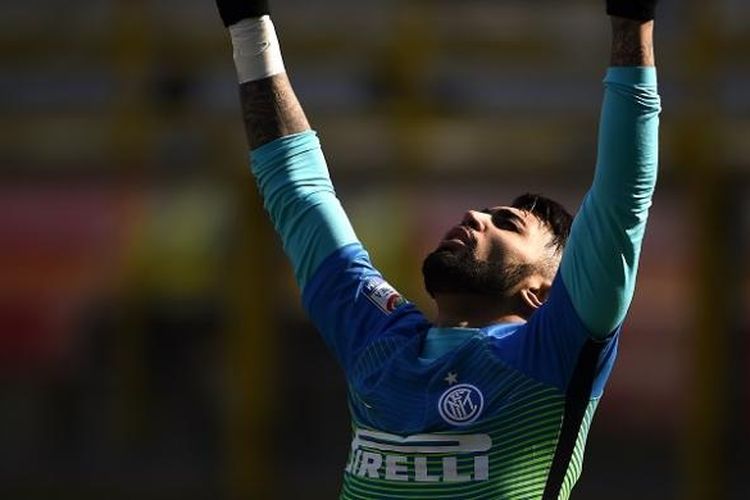 Penyerang Inter Milan, Gabriel Barbosa, merayakan gol ke gawang Bologna dalam laga Serie A di Stadion Renato DallAra, Minggu (19/2/2017).