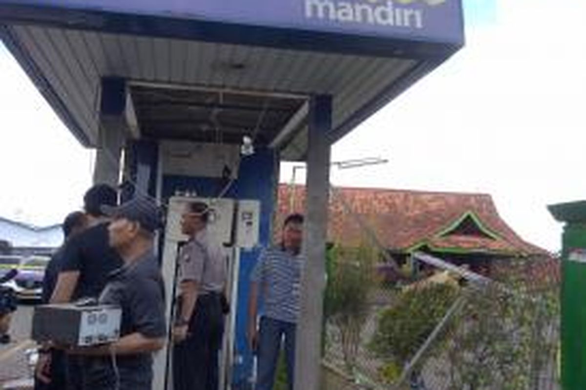 Lokasi ledakan bom di ATM Mandiri, di wilayah Karangploso, Kabupaten Malang, Jawa Timur, Kamis (9/1/2014). Ledakan adalah bom yang diduga dilakukan oleh seorang teroris.
