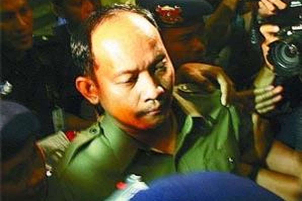 Tersangka kasus dugaan penyuapan jaksa Urip Tri Gunawan, Senin (3/3), dibawa petugas keluar dari kantor Komisi Pemberantasan Korupsi (KPK), Jakarta Pusat. Ia kemudian dibawa ke Rumah Tahanan Brimob, Kelapa Dua, Depok, Jawa Barat, untuk ditahan