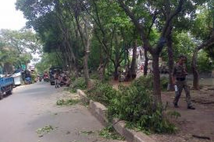Jalan Raya Angke mulai dibenahi jelang kedatangan Gubernur DKI Jakarta, Basuki Tjahja Purnama ke rumah susun sewa di Tambora.