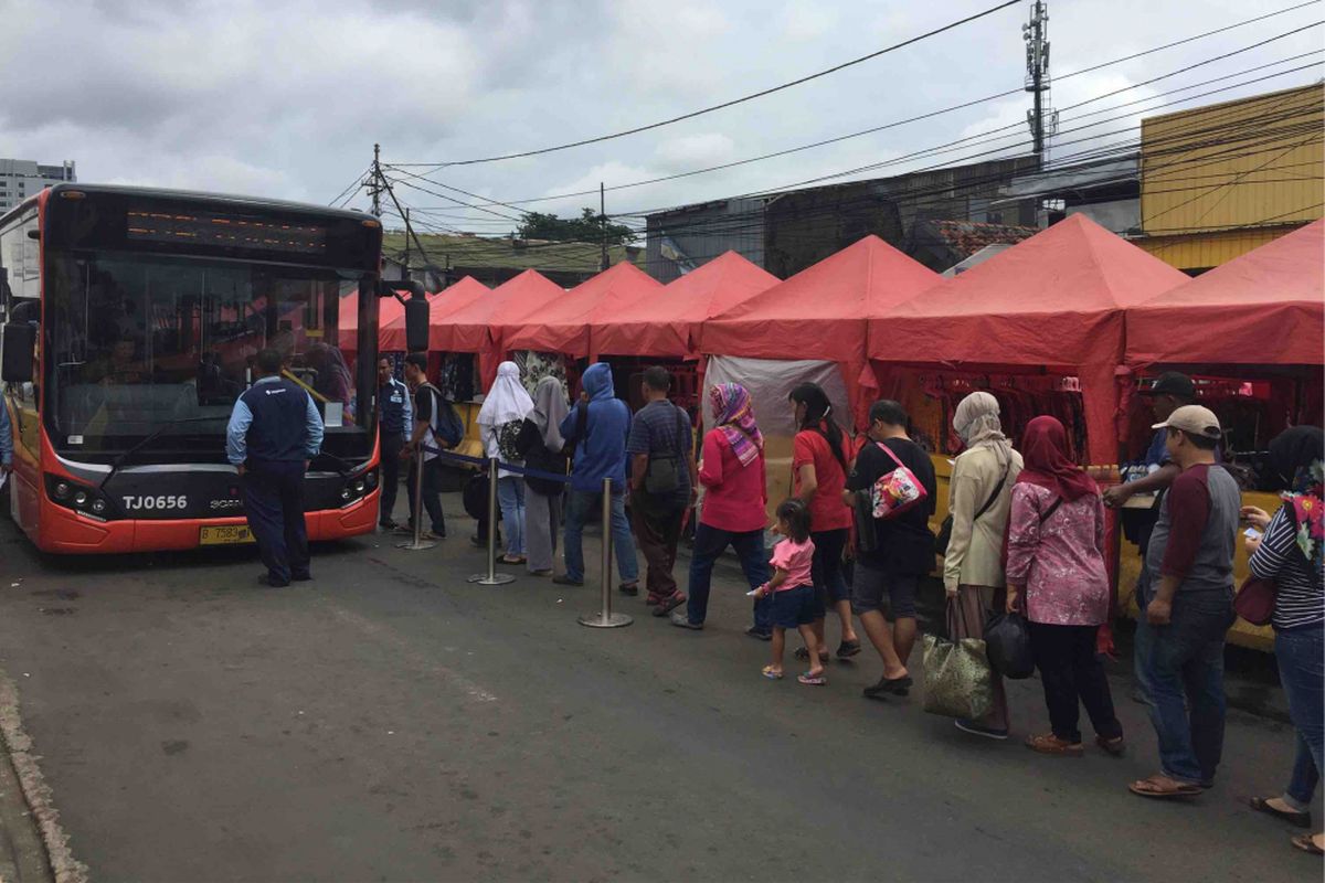 Bus transjakarta Tanah Abang explorer kembali beroperasi. Mulai Sabtu (3/2/2018), waktu operasional bus akan dimulai pukul 08.00-15.00 Wib.