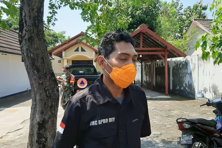 Endro Sambodo Anggota TRC BPBD DIY Saat Membagikan Pengalaman Menangani Jenasah Protokol Covid19 ke relawan Gunungkidul di Aula Rumah Dinas Wakil Bupati Gunungkidul Jumat (1/5/2020)