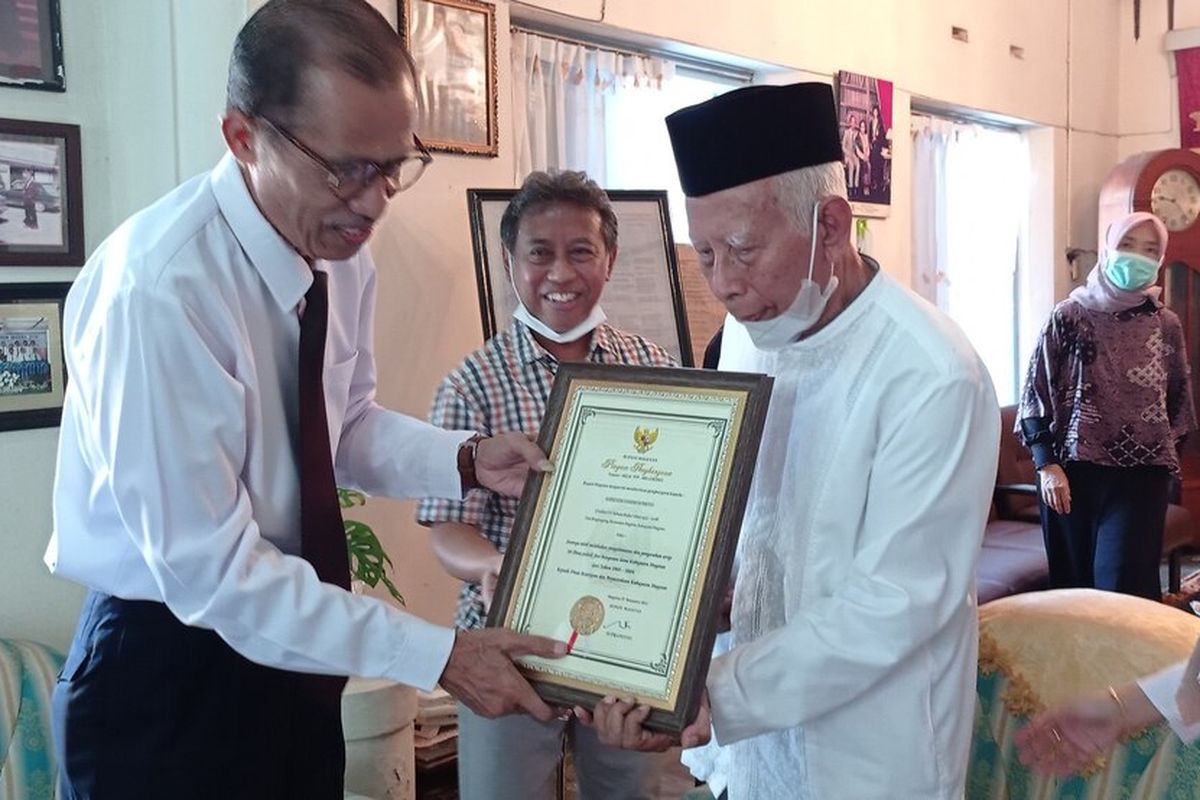 Mempunyai ribuan foto terkait pembangunan di Kabupaten Magetan, Pemerintah Kabupatena Magetan mberikan penghargaan kepada Sarkoem Darmowinoto di hari Arsip Nasional.