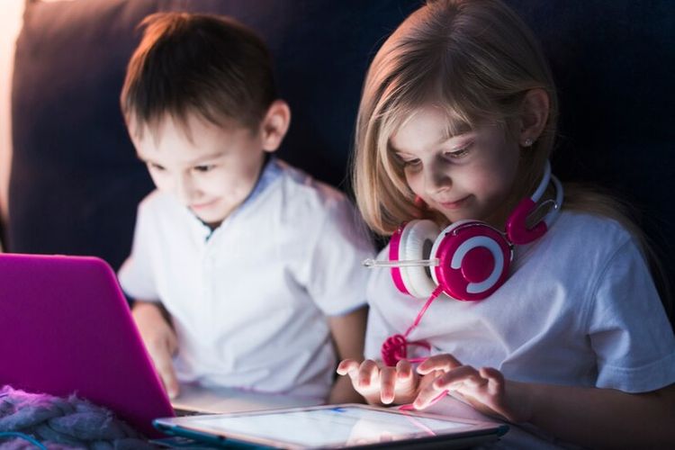 Ilustrasi anak bermain medsos