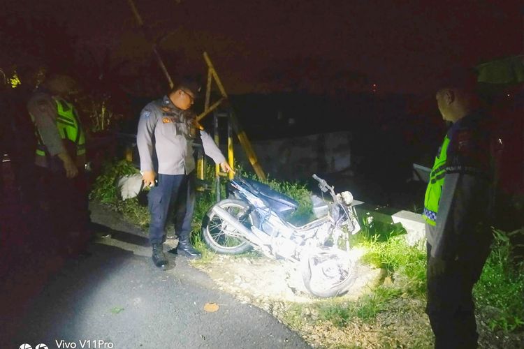 Domo (67) pengendara motor tewas tertabrak Kereta Api (KA) penumpang di perlintasan sebidang tak jauh dari rumahnya di Desa Pilangpayung, Kecamatan Toroh, Kabupaten Grobogan, Jawa Tengah, Selasa (16/1/2024).