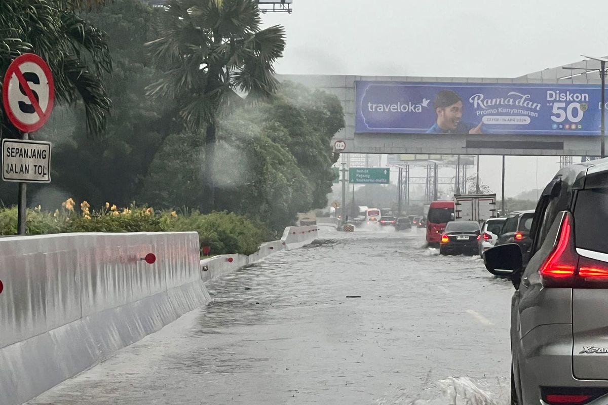 Terpantau muncul genangan air setinggi 10 cm di Ruas Tol Sedyatmo arah Bandara Soekarno-Hatta, mulai dari Km 26 dan arah Jakarta di Km 25+100 dan Km 31.