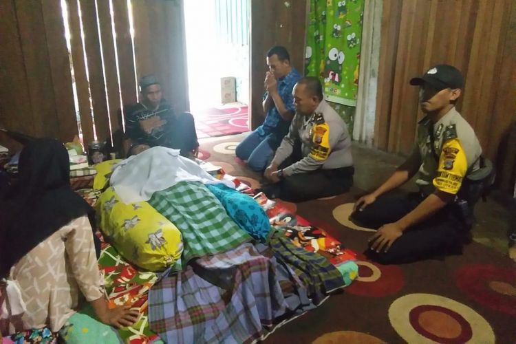 Salah satu korban meninggal dunia usai menegak minuman keras, Selasa (18/12/2018).