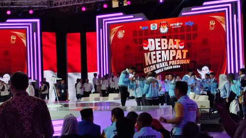 Jelang Tanya Jawab Bebas, Gibran Tak Turun Panggung, Sibuk Diskusi Bareng Timses