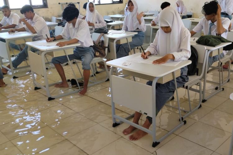 Siswa SMAN 1 Kampung Laut Cilacap  Ujian Semester di Tengah Banjir Rob