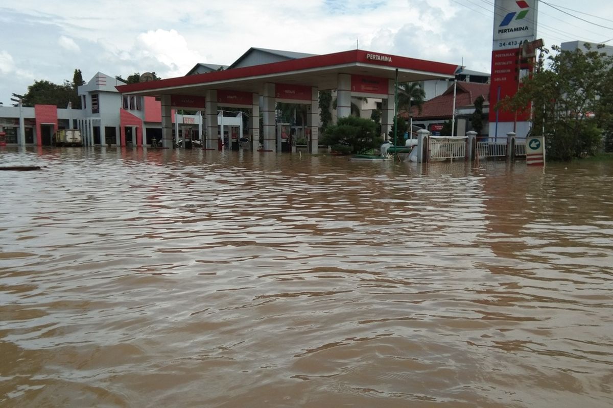 Sebuah pom bensin di Jalan Pangkal Perjuangan, Bypass, Karawang terendam banjir pada Minggu (21/2/2021).