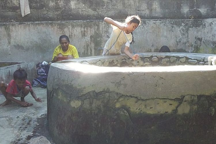 Warga Desa Ipir, Kecamatan Bola, Kabupaten Sikka, Flores, Nusa Tenggara Timur (NTT) menimba air di sumur Baluk, Sabtu (15/6/2019).