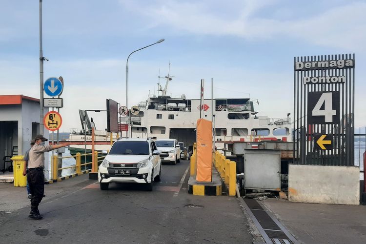 Petugas PT ASDP Indonesia Ferry Cabang Ketapang, Kabupaten Banyuwangi, Jawa Timur, mengarahkan kendaraan yang keluar dari kapal penyeberangan, Selasa (26/4/2022).