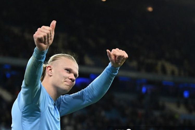 Striker Manchester City, Erling Haaland, melakukan selebrasi di lapangan usai pertandingan leg pertama perempat final Liga Champions melawan Bayern Muenchen di Stadion Etihad, Selasa (11/4/2023). Dalam laga ini, Haaland mencetak satu gol dan satu assist untuk membawa Man City menang 3-0. Kini, Haaland dan timnya akan melawan Arsenal dalam pekan ke-33 Premier League, Kamis (27/4) dini hari WIB. Haaland berpotensi menambah gol dan semakin dekat dengan rekor top skor dalam semusim Premier League.