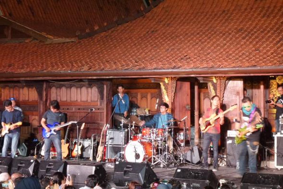 Six Strings, yang terdiri dari lima gitaris, yaitu I Dewa Gede Budjana, Tohpati Ario Hutomo, Aria Baron Suprayogi, Ibrahim Imran atau Baim, dan Eross Candra, tampil di Musik Kamisan yang digelar di Bentara Budaya Jakarta (BBJ), Jalan Palmerah Selatan 17, Jakarta Pusat, Kamis (12/5/2016) pukul 19.30 WIB.