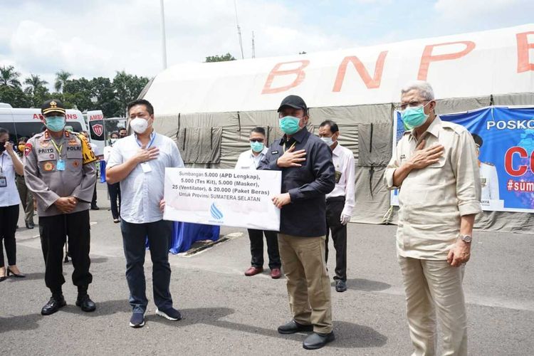 Gubernur Sumatera Selatan Herman Deru saat menerima bantuan berupa 25 ventilator dan 5.000 APD medis dari pengusaha bernama Setiawan Ichlas alias Iwan Bomba dari Bomba Group, Rabu (8/4/2020).
