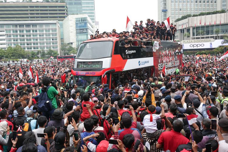 Pawai Timnas Skuad Garuda Muda disambut mayarakat di Budaran Hotel Indonesia, Jakarta, Jumat (19/5/2023).  Timnas U22 Indonesia berhasil meraih medali emas SEA Games 2023.