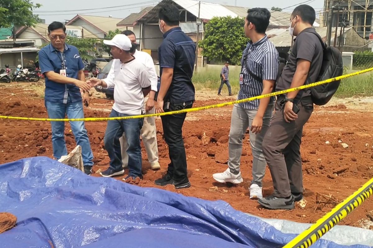 Satuan Tugas (Satgas) Pangan dari Bareskrim Mabes Polri mengecek lokasi penimbunan beras bantuan sosial (bansos) presiden di Lapangan KSU, Jalan Tugu Raya, Tirtajaya, Sukmajaya, Depok pada Selasa (2/8/2022) siang.