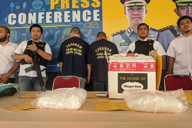 Tersangka dan barang bukti penyelundupan 2 kilogram sabu-sabu yang diamankan di Mapolres Metro Jakarta Utara,