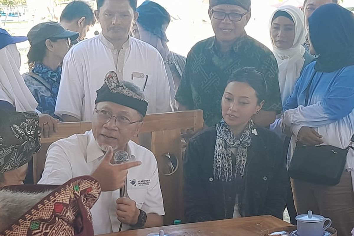 Menteri Perdagangan (Mendag) Zulkifli Hasan saat berbicara dengan pelaku UMKM usai membuka acara Bhineka Culture Festival Pantai Jerman di Kuta, Badung, Bali, pada Jumat (23/6/2023). Kompas.com/ Yohanes Valdi Seriang Ginta