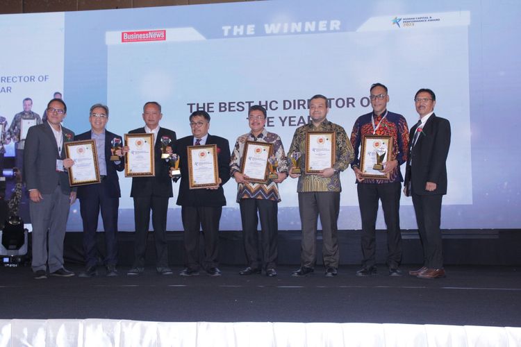 Direktur Sumber Daya Manusia Antam Achmad Ardianto (kedua dari kanan) menerima penghargaan dalam ajang Human Capital and Performance Awards 2023 yang diselenggarakan Majalah BusinessNews Indonesia di Jakarta pada Rabu (29/11/2023).