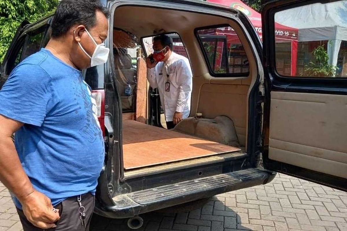 Mobil Dinas Kelurahan Rorotan Disulap Jadi Ambulans. Sumber: Sudin Kominfotik Jakarta Utara