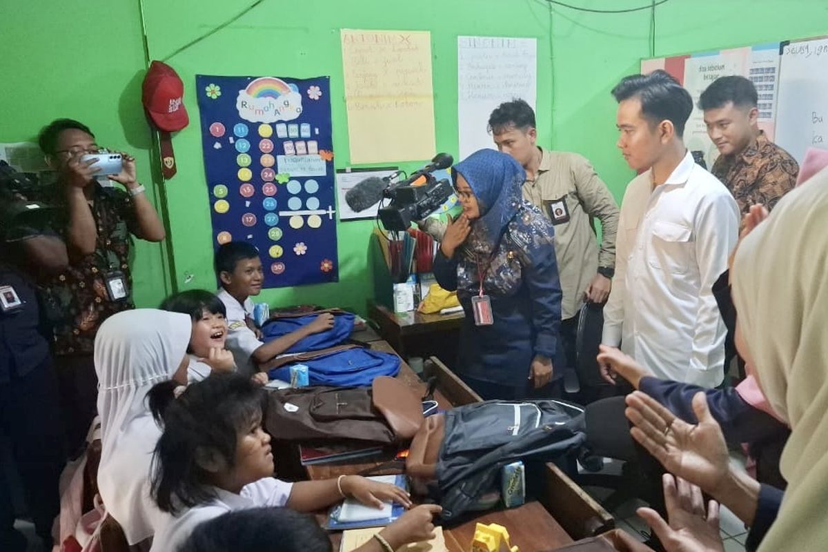 Gembiranya Siswa-siswi Tunarungu SLBN 5 Slipi Dapat Tas dari Gibran