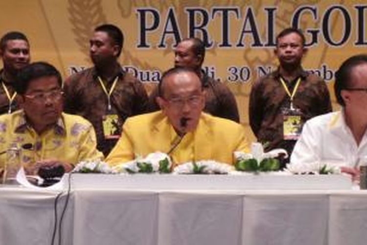 Sekretaris Partai Golkar Idrus Marham, Ketua Umum Partai Golkar Aburizal Bakrie, dan Wakil Ketua Umum Partai Golkar Syarif Cicip Sutardjo (kiri-kanan) pada Musyawarah Nasional IX Partai Golkar di Nusa Dua, Bali, Rabu (3/12/2014).