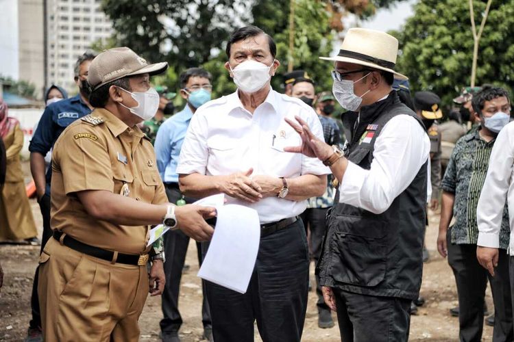 Menteri Koordinator Bidang Kemaritiman dan Investasi (Menko Marves) Luhut Binsar Pandjaitan bersama Gubernur Jawa Barat Ridwan Kamil saat meninjau program Citarum Harum di Kota Bandung, Selasa (7/9/2021).