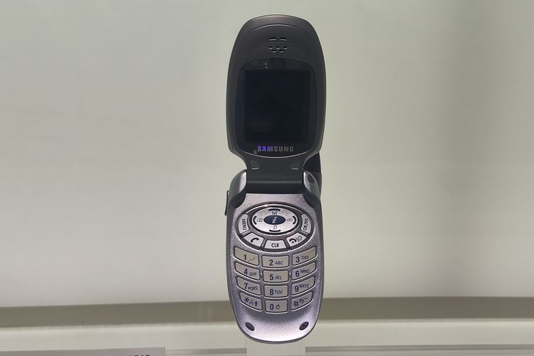 Samsung SCH-A565, ponsel lipat yang sudah datang dengan layar berwarna. Ponsel diluncurkan pada 2002