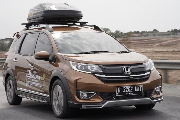 Ilustrasi Honda BR-V saat menggunakan roof box lansiran Thule