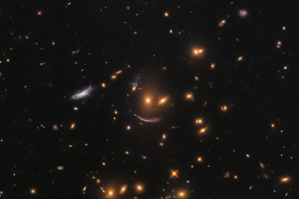 Wajah Tersenyum di tengah lautan bintang yang diabadikan Teleskop Hubble