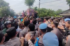 Massa Pengunjuk Rasa Paksa Masuk ke Ponpes Al-Zaytun Indramayu