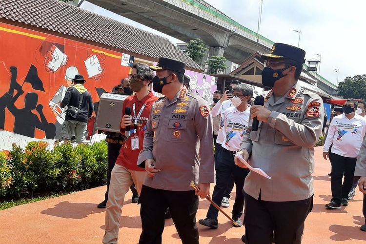 Kapolri Jenderal (Polisi) Listyo Sigit Prabowo meninjau dalam acara puncak lomba mural bertajuk Bhayangkara Mural Festival 2021 yang digelar di Lapangan Bhayangkara, Jakarta, Sabtu (30/10/2021).