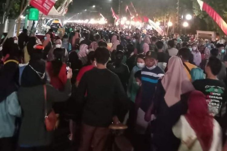 Suasana saat peresmian jalur pedestarian oleh Bupati Jombang Mundjidah Wahab, Minggu (12/12/2021).