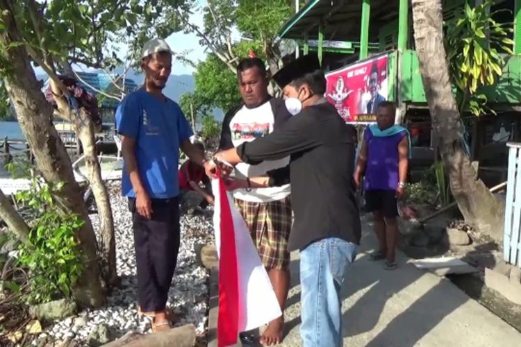 ASN Rela Potong Gaji Demi Bagikan Bendera Ke Pulau-Pulau Terpencil