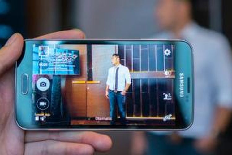 Galaxy S5 dari Samsung, ketika dipakai mengambil gambar