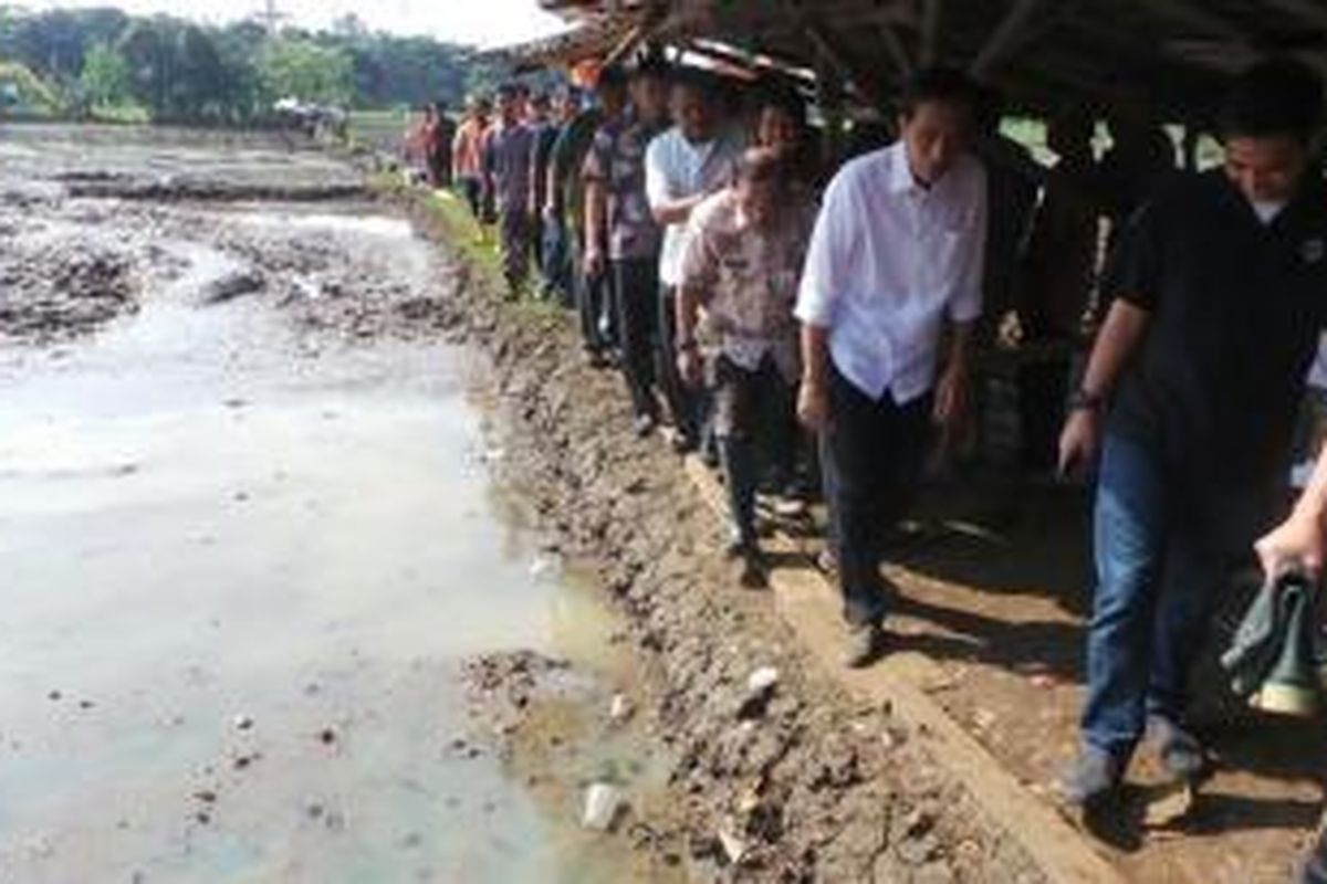 Gubernur DKI Jakarta Joko Widodo meninjau pembangunan Waduk Cilangkap, Jakarta Timur, Kamis ( 3/4/2014).