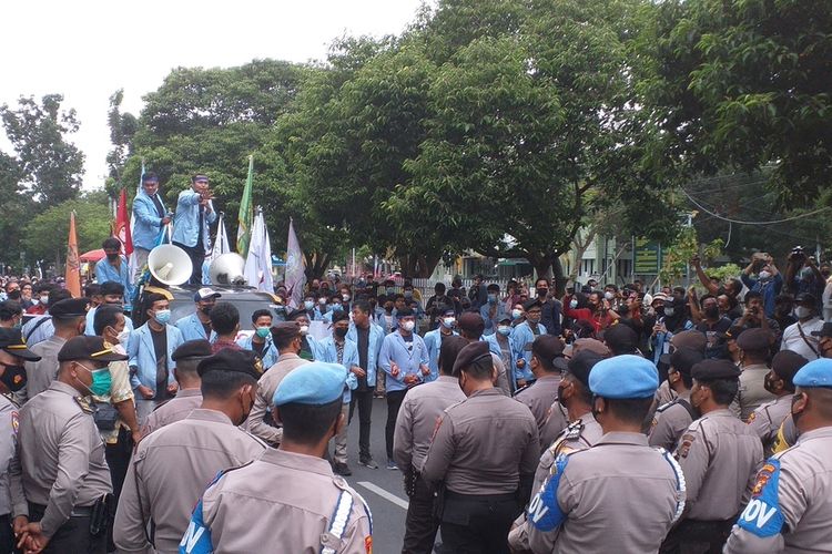 Mahasiswa Unri menggelar aksi demo ke Polda Riau meminta tersangka kasus pelecehan seksual ditahan, Jumat (17/12/2021).