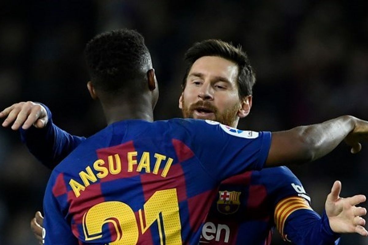 Pemain Barcelona, Ansu Fati merayakan golnya dengan Lionel Messi ke gawang Levante pada Minggu (2/2/2020) atau Senin dini hari WIB di Camp Nou.