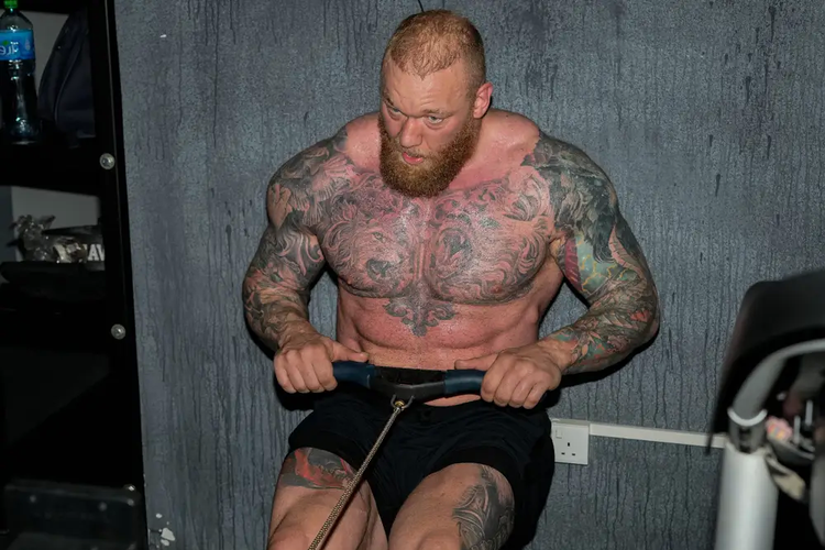 Aktor Hafthor Björnsson yang dikenal sebagai The Mountain, sudah kehilangan 54 kilogram berat badan selama 18 bulan terakhir, dan bahkan memiliki perut six-pack.
