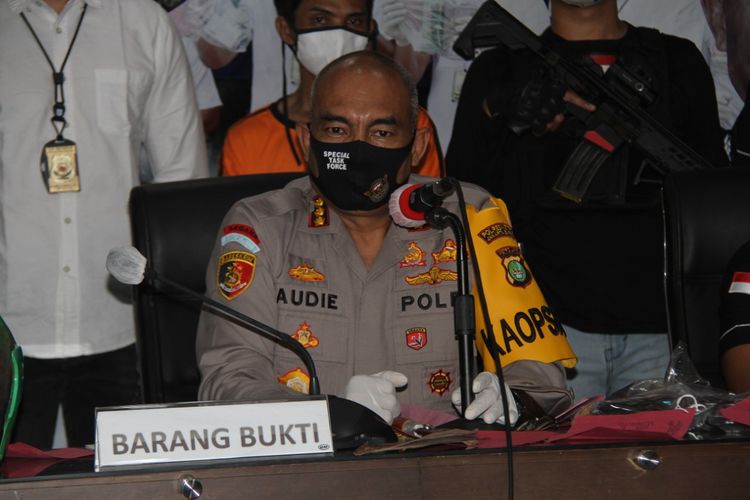 Kapolres Metro Jakarta Barat Kombes Pol Audie S Latuheru dalam rilis kasus penjambretan di Roa Malaka, rilis diadakan di Polres Metro Jakbar, Selasa (5/5/2020)