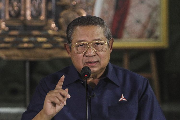 Ketua Majelis Tinggi Partai Demokrat Susilo Bambang Yudhoyono menyampaikan keterangan pers terkait KLB Partai Demokrat di Puri Cikeas, Bogor, Jawa Barat, Jumat (5/3/2021). SBY merespons KLB Partai Demokrat (PD) di Deli Serdang (5/3/2021), yang diklaim sepihak sejumlah orang, yang memutuskan Kepala Staf Kepresidenan Moeldoko menjadi Ketum Demokrat periode 2021-2025.