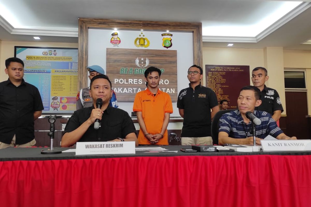 Polisi memperlihatkan pelaku penipuan jual-beli mobil online berinisial DSP di Mapolres Metro Jakarta Selatan, Rabu (20/9/2023).