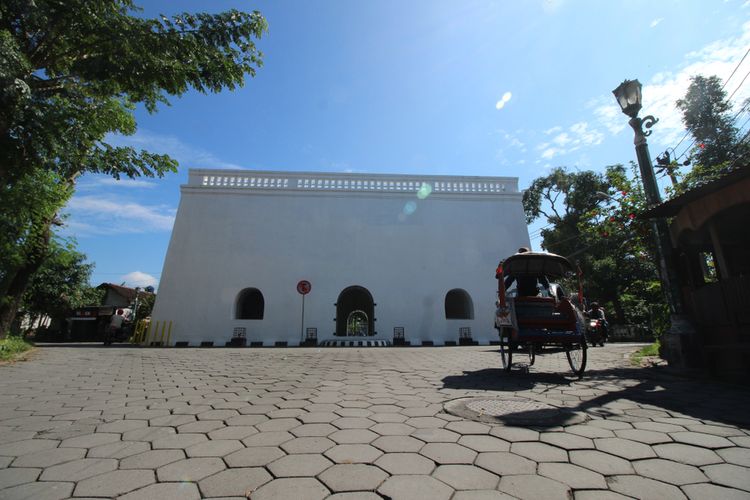 Panggung Krapyak di Bantul, Yogyakarta. Satu titik dalam Sumbu Filosofi Yogyakarta, yang ditetapkan sebagai Warisan Budaya Dunia UNESCO.