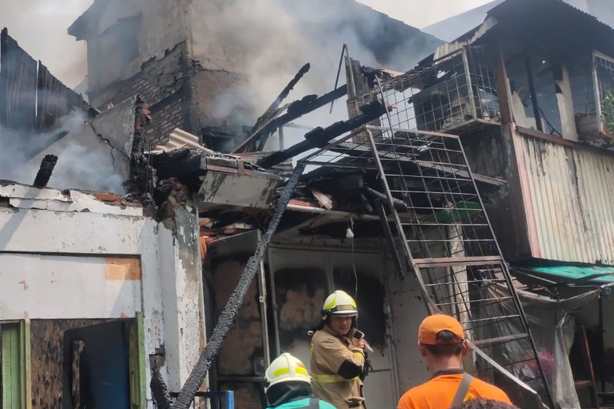Kebakaran sembilan rumah di kawasan Tambora, Jakarta Barat, Selasa (6/6/2023). 