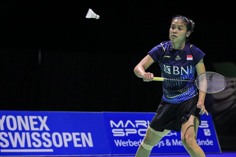 Tunggal putri Indonesia, Gregoria Mariska Tunjung, saat melakoni duel melawan utusan Skotlandia, Kirsty Gilmour, dalam perempat final Swiss Open 2023 di St. Jakobshalle, Basel, Swiss, pada Sabtu (25/3/2023). Gregoria kini menempati peringkat ke-12 ranking BWF dan menjadi posisi tertinggi dalam kariernya. Artikel ini memuat ranking BWF. 